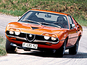 Bild (9/10): Alfa Romeo Montreal (1970) - Das Fahrwerk war leider alles andere als gut abgestimmt, was man an der starken Neigung sieht (© Zwischengas Archiv)