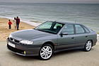 Bild (10/15): Renault Safrane Biturbo (1993) – Mit wuchtigerer Frontpartie, 262 PS und 250 km/h Spitze (© Werk/Archiv, 1993)