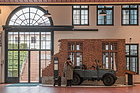 Bild (3/3): Eingangsbereich des Gebäudes der Emil Frey Classics mit Winston Churchill (© Balz Schreier, 2018)