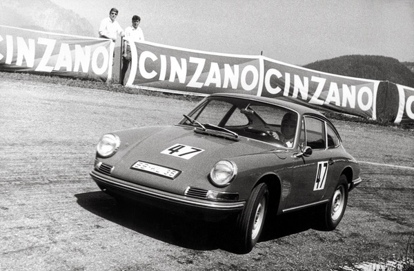 Bild (1/5): Porsche 911 in den Sechzigerjahren am Rossfeldrennen (© Rossfeldrennen, 1960)