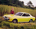 Bild (9/17): Toyota Celica ST (1972) - Im feld mit hübscher Dame (© Zwischengas Archiv)