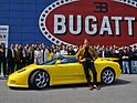 Bild (8/9): Bugatti EB110 SS (1994) – Michael Schumacher vor seinem gelben Boliden (© Zwischengas Archiv, 1994)