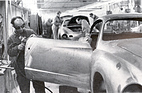 Bild (6/10): Montage des Volkswagen Typ 14 - Karmann Ghia in Schinznach (© Archiv AMAG, 1957)