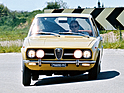 Bild (4/17): Alfa Romeo Alfetta (116) (1972) – dank einer ausgeglichenen Gewichtsbalance verhielt sich die Alfetta in Kurven nahezu neutral. (© Zwischengas Archiv, 1972)