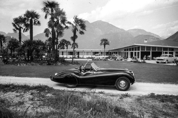 Bild (1/2): Jaguar-XK-120,-vor-einem-der-ersten-Schweizer-Motels,-aufgenommen-um-1955-in-Losone-(TI) (© ETH-Bibliothek-Zürich,-Bildarchiv/Hans-Gerber, 1955)
