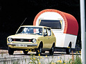 Bild (10/11): Datsun 100A Cherry (1971) - Auch in die Wohnwagenferien konnte man problemlos mit dem Cherry (© Zwischengas Archiv)
