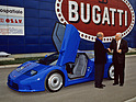 Bild (5/9): Bugatti EB110 GT (1992) – Romano Artioli vor seinem Supersportler, die Namensrechte an Bugatti hatte er 1987 erworben (© Zwischengas Archiv, 1992)