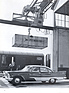 Bild (7/10): Ein Plymouth in Schinznach und die Kiste mit Material, auf deren Basis er entstand (© Archiv AMAG, 1957)