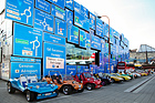 Bild (2/5): Buggies und andere Kunststoffsportwagen vor der erneuerten Strassenverkehrshalle des Verkehrshauses Luzern - Fantastic Plastic 2017 (© Bruno von Rotz, 2017)