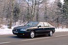 Bild (7/15): Renault Safrane 3.0i V6 RXE Quadra (1992) – Die Front kann man wohl guten Gewissens als nicht besonders hübsch bezeichnen. (© Werk/Archiv, 1992)
