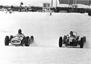 Bild (7/7): Sauter Formel Junior DKW (1961) - Zweikampf zwischen Zweifel auf Sauter-DKW und Peter Monteverdi auf Lotus beim Arosa-Eis-Rundrennen von 1961 (© Zwischengas Archiv)