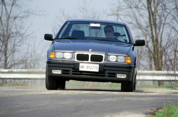 Bild (1/21): Ich werde 30 - BMW 318i Sedan (E36) (1990) (© SwissClassics, 1990)
