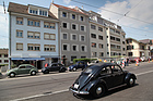 Bild (4/5): So sahen die Strassen vor 40 oder 60 Jahren aus in der Schweiz - nur VW Käfer und kaum ein anderes Auto (© Bruno von Rotz, 2018)