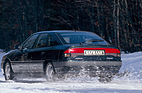 Bild (9/15): Renault Safrane 3.0i V6 RXE Quadra (1992) – Dank Allradantrieb geht die Traktion auch im Schnee nicht verloren. (© Werk/Archiv, 1992)