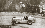 Bild (3/6): Mercedes-Benz W25 (1934) - am Klausen Pass mit Rudi Caracciola am Lenkrad (© Daimler AG, 1934)